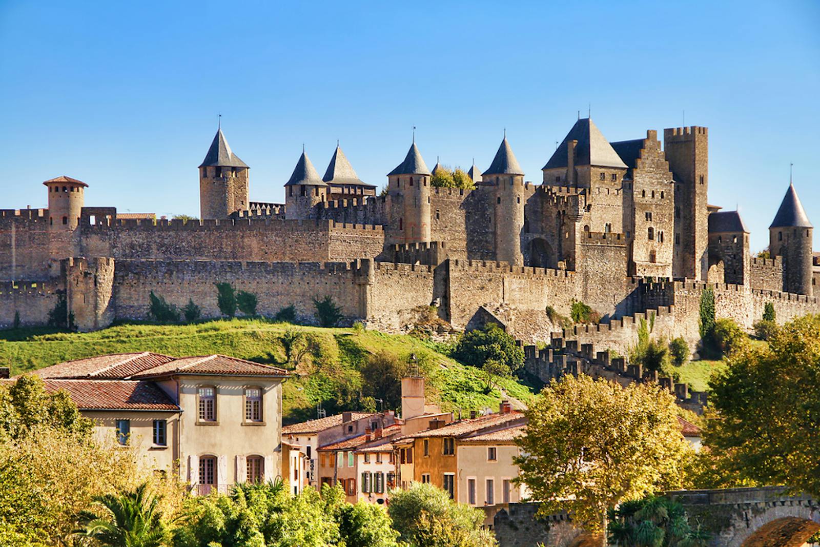 Panoramavy över Cité de Carcassonne i solskenet